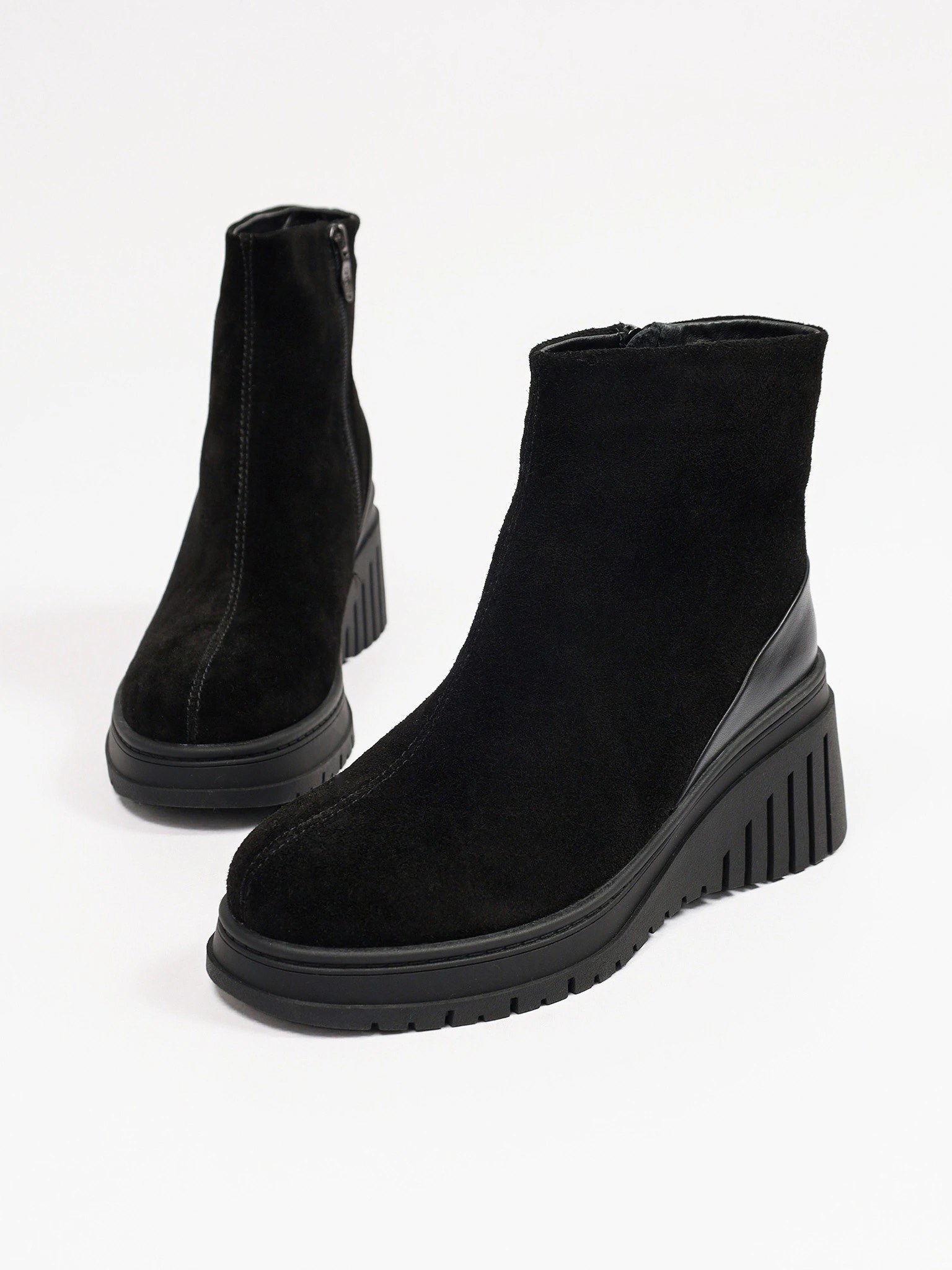 Ботинки черного цвета на высокой танкетке